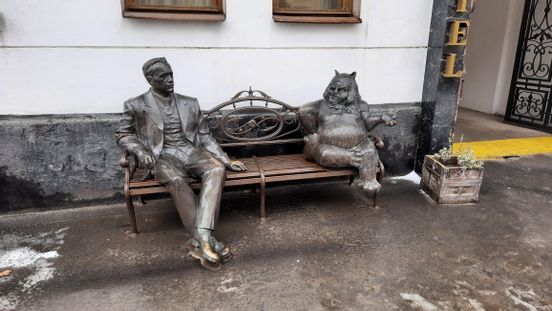Памятник Булгакову и коту Бегемоту 