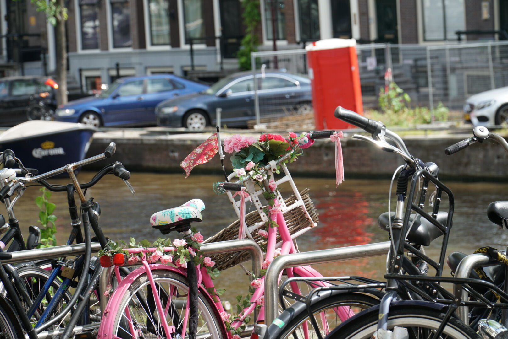 Символ Амстердама - его величество велосипед