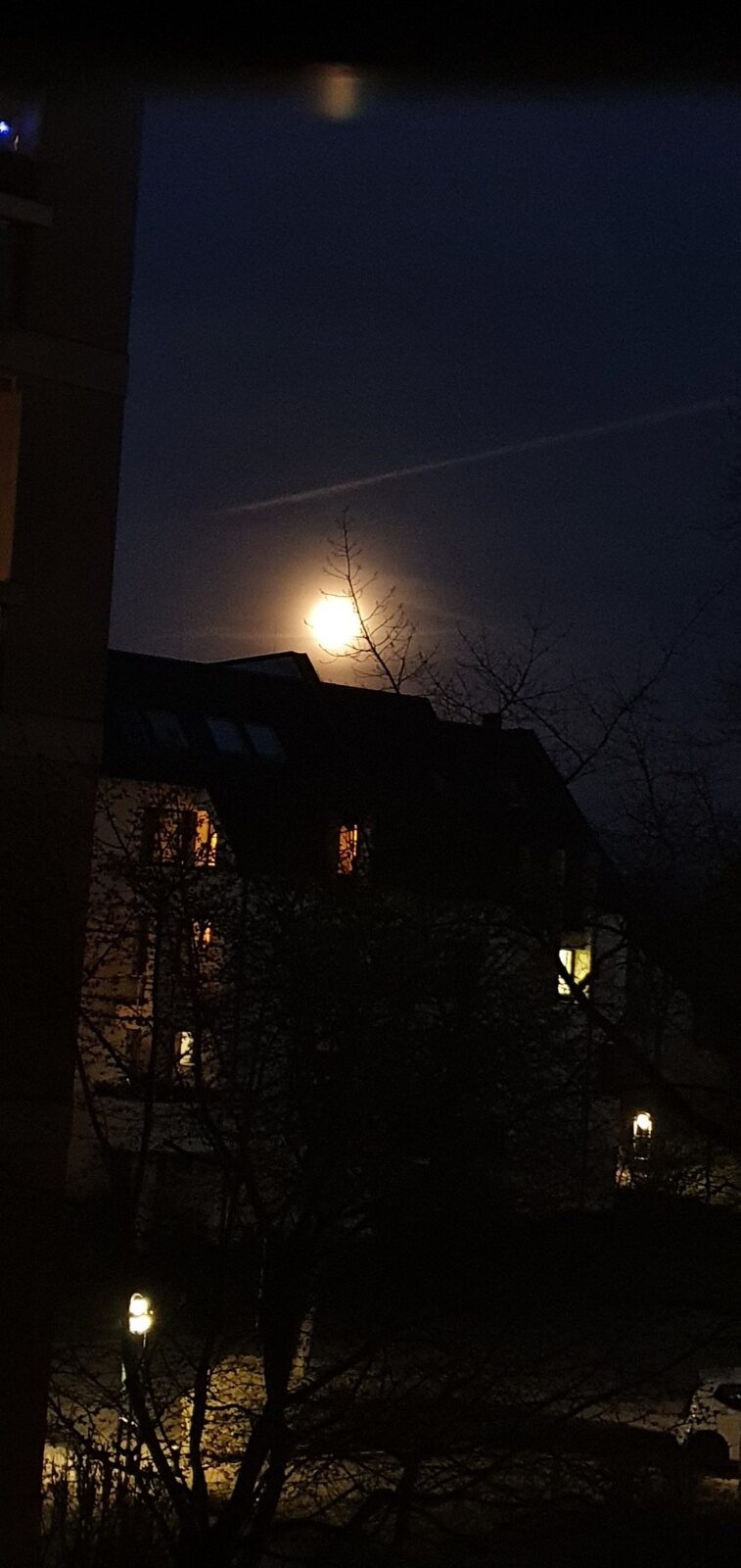 А из нашего окна видна яркая луна....