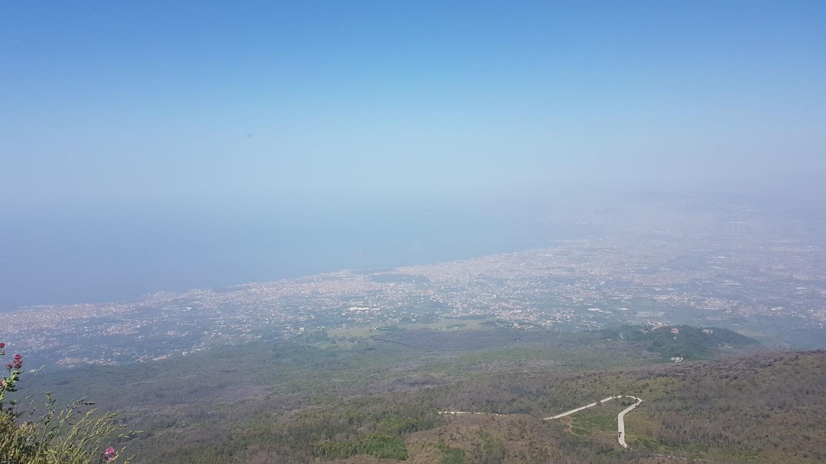 Вид на Неаполь с высоты вулкана