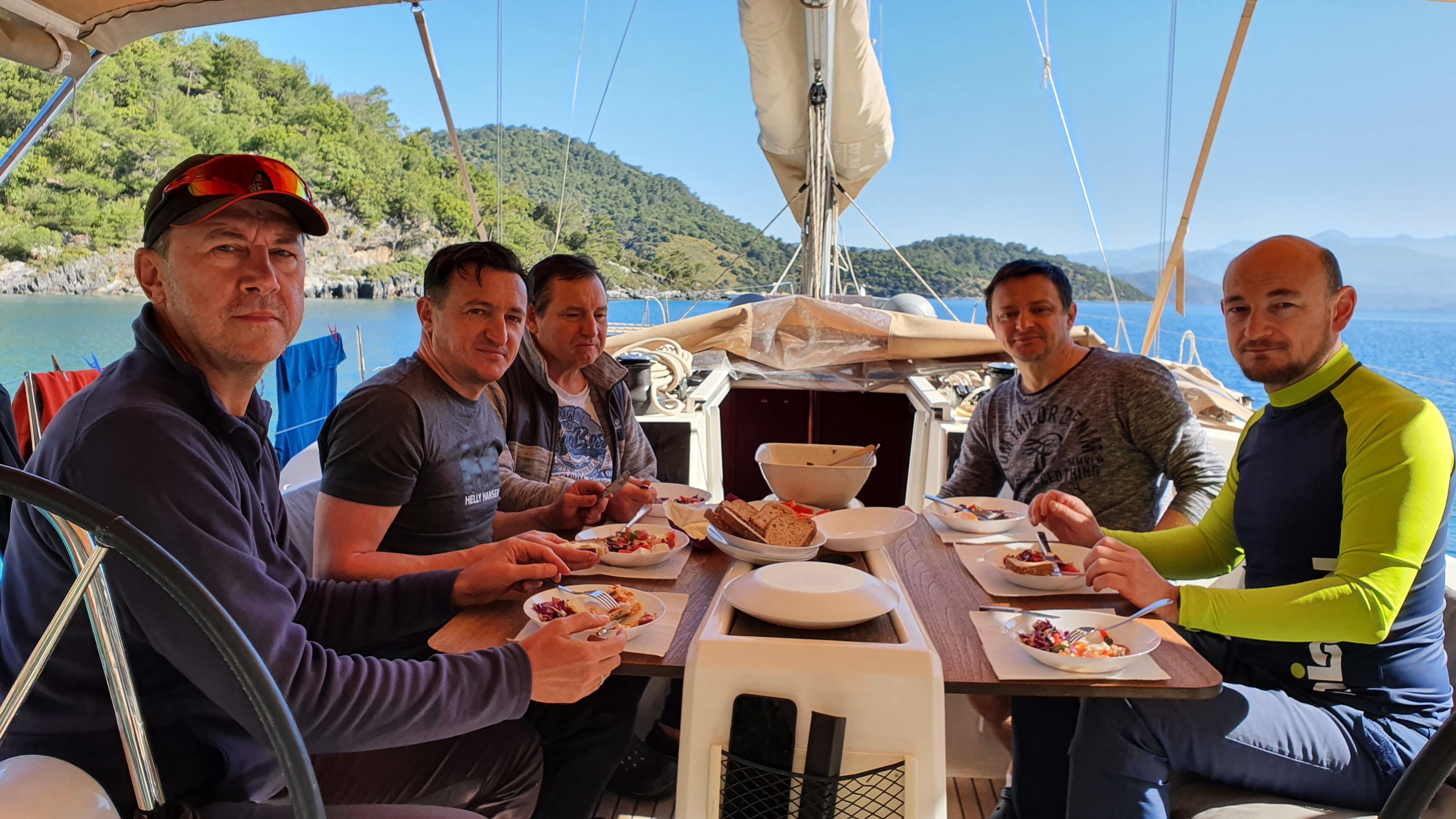 Завтрак на яхте с видом на море в хорошей компании, что может быть лучше!