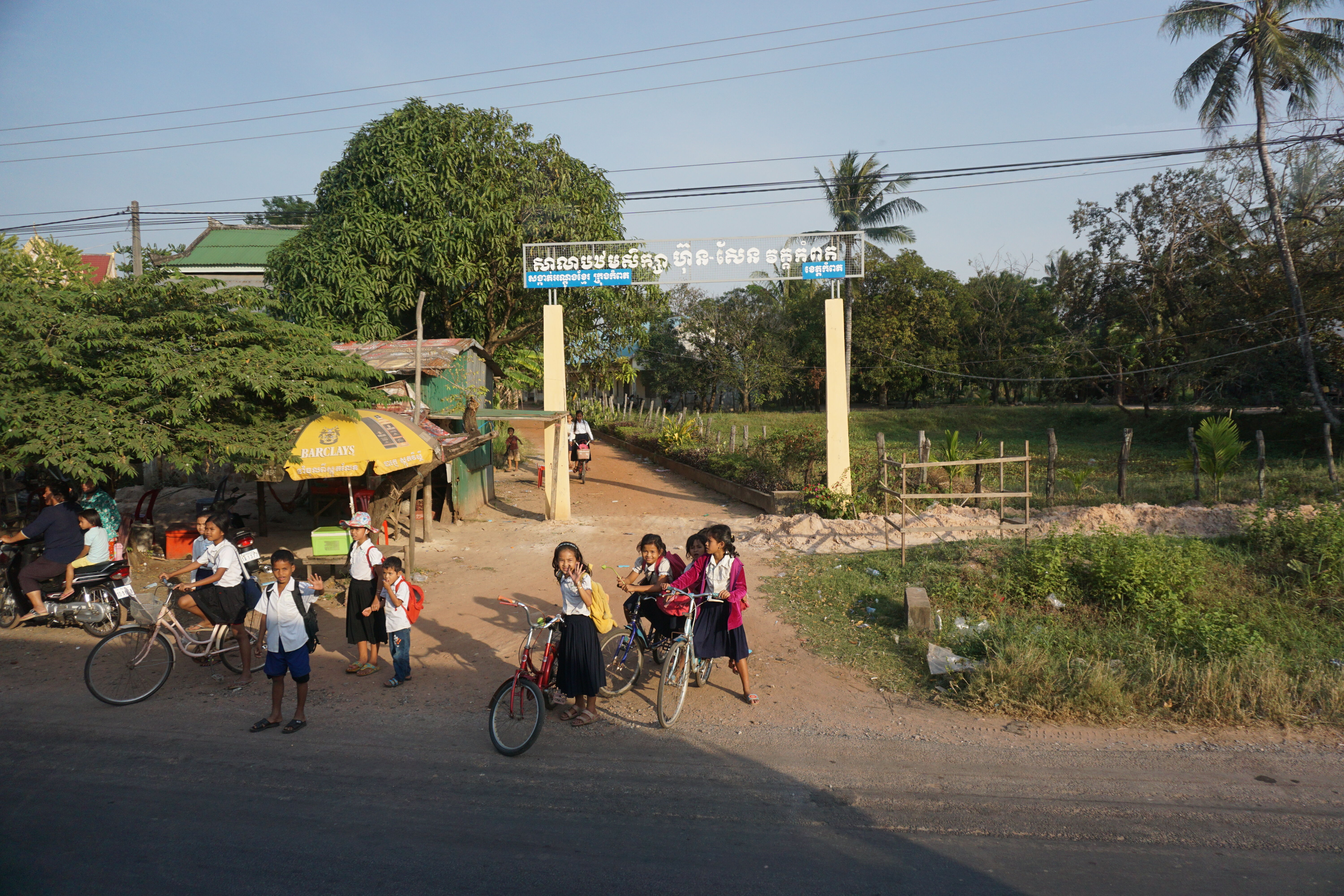 Получить даже школьное базовое образование в Камбодже очень не просто