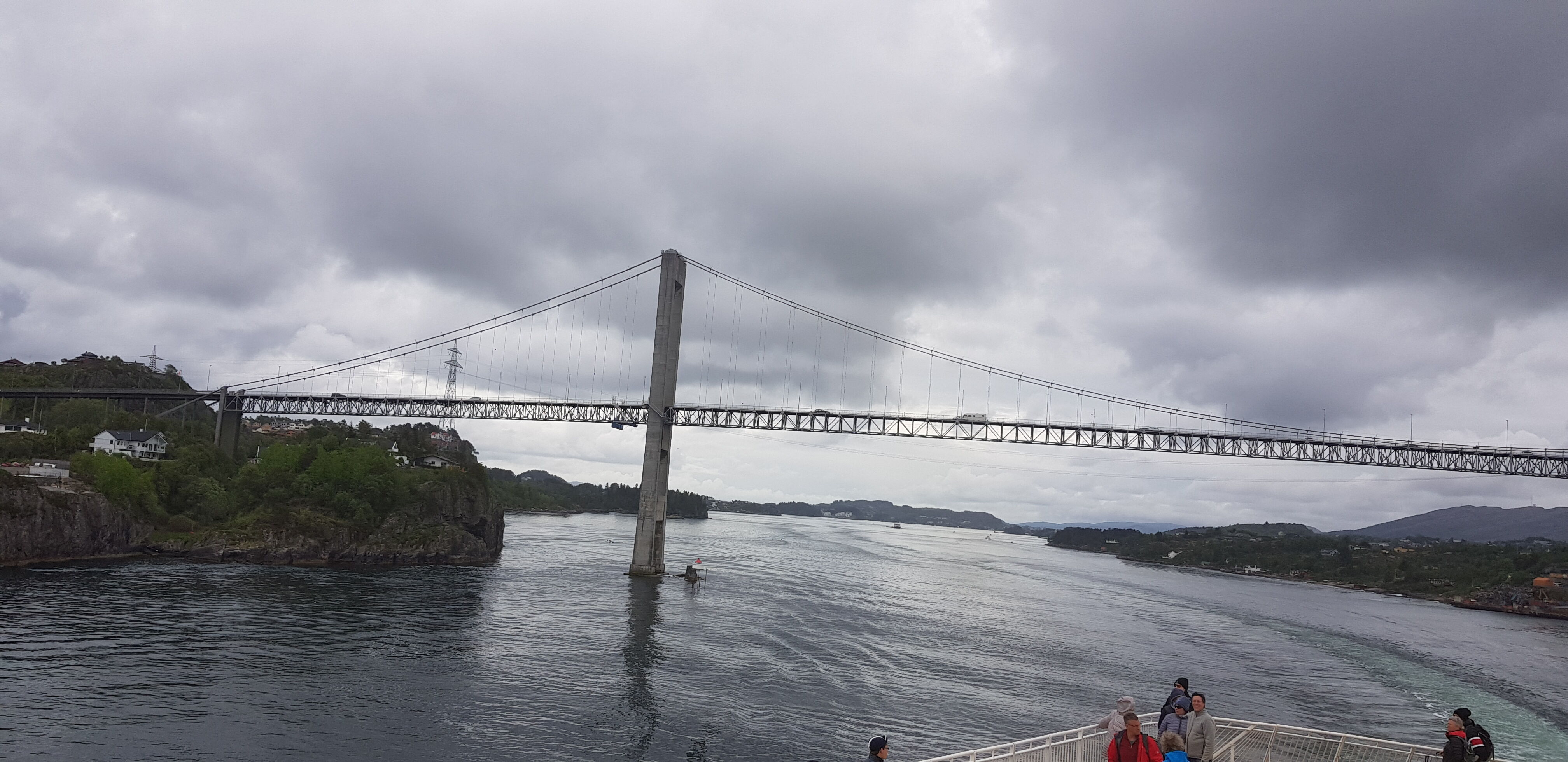 Норвегия, Берген, мост и тучи